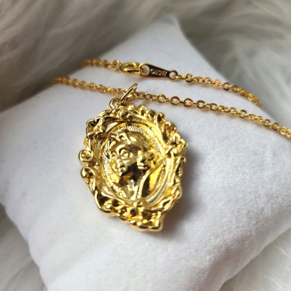 Vintage Disney Snow White In Mirror Necklace Gold Tone 1994 Avon Kids 8" Chain - Picture 3 of 4